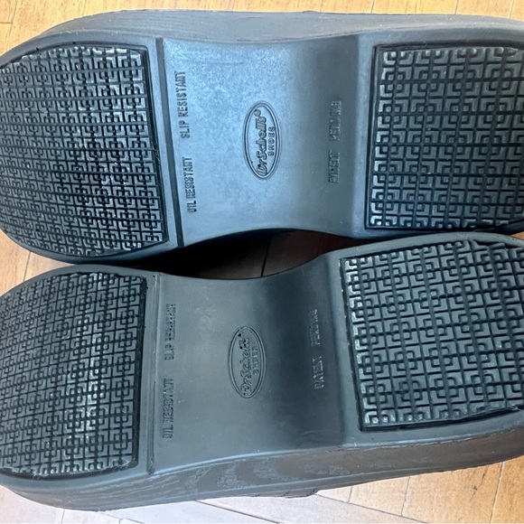 DR. SCHOLL’S SLIP RESISTANT BLACK LEATHER WORK CLOG! - Picture 3 of 4